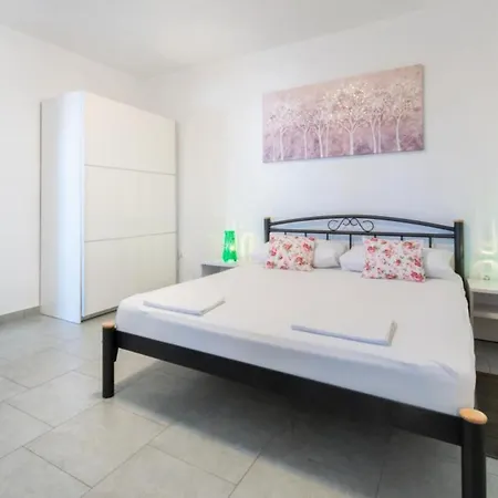 Three Bedroom With Terrace דירה *