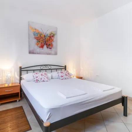 דירה Three Bedroom With Terrace *