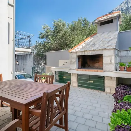 Three Bedroom With Terrace דירה *